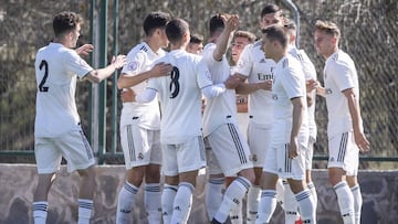 Los jugadores del Real Madrid Castilla celebran un gol en Liga de Segunda B.