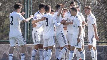 Los jugadores del Real Madrid Castilla celebran un gol en Liga de Segunda B.