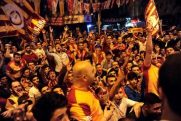 Fanáticos del equipo Galatasaray celebran, la Superliga de Campeones de Turquía, en Estambul (Turquía). El Galatasaray logró su vigésimo título de campeón de la Liga turca, tras el empate (2-2) cosechado hoy por el Fenerbahce, segundo clasificado, en su visita al campo del Istanbul Basaksehir. 