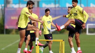 BARCELONA, SPAIN - MAY 25: In this handout provided by FC Barcelona Lionel Messi (3dR) of FC Barcelona exercises with teammates Jordi Alba (R), Junior Firpo (R), Arturo Vidal (3dL) and Gerard Pique (L) during a training session on May 22, 2020 in Barcelo