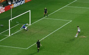 En las tandas de penaltis, los porteros pueden ser decisivos bajo palos, pero lo que hizo Ricardo el 24 de junio de 2004 contra Inglaterra ser¨¢ siempre recordado por los portugueses. Primero deteniendo a Vassell el s¨¦ptimo lanzamiento y acto seguido quit¨¢ndose los guantes para batir a James. Portugal pasaba a semifinales y Ricardo, coronado y sacado a hombros del estadio.