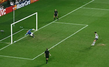 En las tandas de penaltis, los porteros pueden ser decisivos bajo palos, pero lo que hizo Ricardo el 24 de junio de 2004 contra Inglaterra será siempre recordado por los portugueses. Primero deteniendo a Vassell el séptimo lanzamiento y acto seguido quitándose los guantes para batir a James. Portugal pasaba a semifinales y Ricardo, coronado y sacado a hombros del estadio.