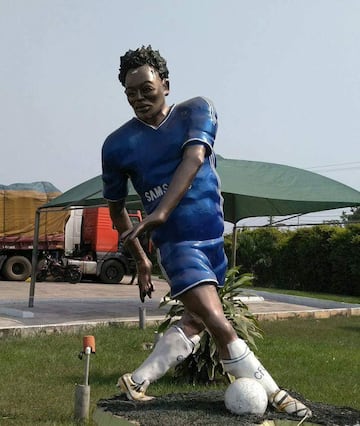El centrocampista ghanés es un ídolo en su país y allí le hicieron una escultura en su honor aunque con dudoso parecido.