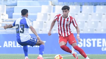 Spina conduciendo el balón ante la defensa de Priego durante el amistoso entre Sabadell y Atlético Madrileño.