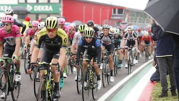 Imagen del pelotón rodando en el circuito de Imola durante el Giro de Italia 2018.