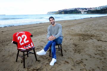 Raúl García es uno más en Bilbao. Al finalizar el presente contrato tendrá casi 38 años. Vive en la costa vizcaína y está muy a gusto, cerca de su querida Navarra. Lo normal es que se retire como rojiblanco. En San Mamés, a Rulo se le define, sobre todo, como un tipo "discreto" y "familiar". Una de sus pasiones son los caballos, algo que comparte con su mujer, y que se ha convertido en su gran compañera de este viaje maravilloso. Ambos miman a Kalisto, el caballo que compraron después de un viaje a Holanda. Recientemente soltó eso de: “Estaría encantado de que me suban los impuestos si van a lo que deben”. No lo dice con aire demagógico sino con enorme espíritu solidario sobre el difícil momento económico y la necesidad de ayudar, sin esconder que el fútbol se ha alejado de la gente. No deja de repetir que le gustaría poder recuperar su intimidad, algo cada vez más cercano, como su retirada. Mientras, su hijo Álex empieza a darle a la pelota con mucha vocación. Ante Osasuna, el 19 de agosto, descorchó sus primeros minutos de la temporada, tenía que ser en El Ssadar, ante Osasuna. Su Liga número 20. Solo Soler y Joaquín pueden mirarle a los ojos con semejante cifra. El andaluz los cubrió con Betis, Valencia y Málaga. El lateral, en el Espanyol, Barça, Atlético, Sevilla, Real Madrid, Zaragoza y Mallorca. Un brindis de un trío memorable.