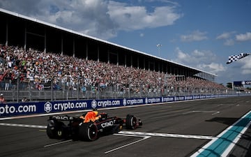 Max Verstappen cruzando la línea de meta.