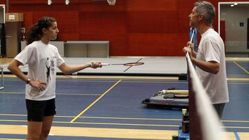 Carolina Mar&iacute;n y su entrenador Fernando Rivas durante un entrenamiento en el CAR de Madrid.