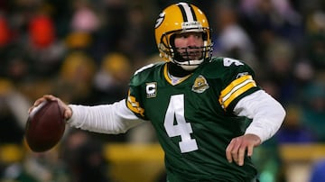 El quarterback ganador de un Super Bowl con los Green Bay Packers, tuvo su primera etapa de 1991 al 2007 y anunció su retiro el 4 de marzo del 2008. Tan sólo unos meses después, el mariscal de campo regresó a los emparrillados para enfundarse los colores de los Jets de Nueva York y, un año más tarde, se fue a jugar con el archirrival Empacadores, Minnesota. Fue hasta 2011 cuando Favre anunció de manera definitiva su retiro.