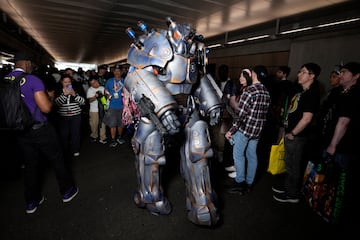 Un asistente vestido como un personaje de Fallout camina entre la multitud en la Comic Con de Nueva York, celebrada en el Centro de Convenciones Jacob K. Javits.