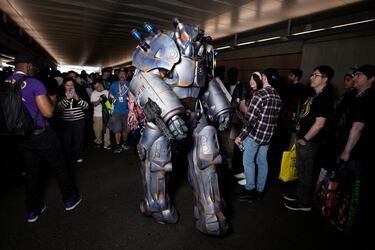 Un asistente vestido como un personaje de Fallout camina entre la multitud en la Comic Con de Nueva York, celebrada en el Centro de Convenciones Jacob K. Javits.