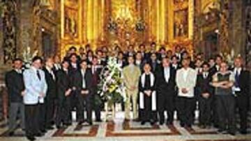 <b>FAMILIA FELIZ</B>. La plantilla murcianista al completo posó junto a la patrona que tanta suerte les dio esta temporada.