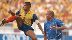 Iván Ramiro Córdoba y Ronaldo en un duelo de Eliminatorias.