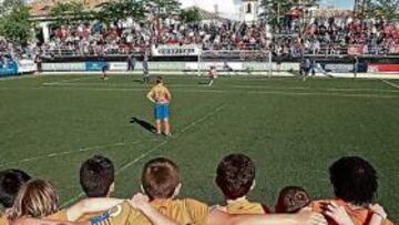 <b>TENSIÓN. </b>Los jugadores del Valencia observan, abrazados, la tanda de penaltis en la que eliminaron al Almería en los cuartos de final.