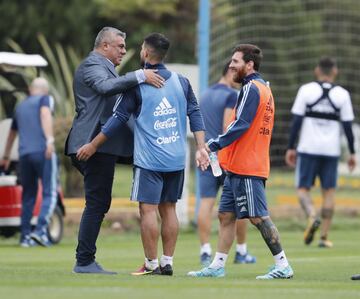 Chiqui, Tapia Presidente de la AFA, con Sergio Agüero y Messi.