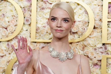 Anya Taylor-Joy posa durante la alfombra roja de los Globos de Oro 2025 celebrados en el Hotel Beverly Hilton de los Ángeles.