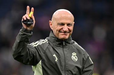 Saludo de Antonio Pintus durante el calentamiento del Real Madrid.