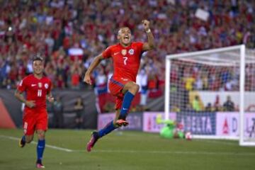 El jugador de la seleccion chilena Alexis Sanchez, celebra su gol contra Panama durante el partido del grupo D de la Copa Centenario disputado en el estadio Lincoln Financial Field de Philadelphia, Estados Unidos.