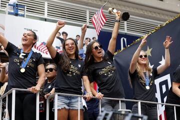 La selección femenil de Estados Unidos se coronó el domingo al vencer en la final del Mundial a Holanda. Hoy desfilaron en las calles de Broadway, New York.