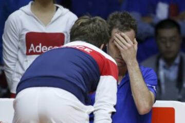 El capitán de Francia, Arnaud Clement, habla con Richard Gasquet durante su duelo con Roger Federer en la final de Copa Davis.