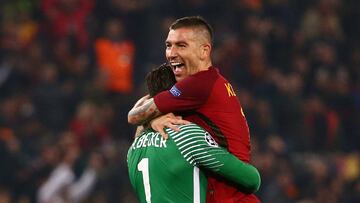 Soccer Football - Champions League Quarter Final Second Leg - AS Roma vs FC Barcelona - Stadio Olimpico, Rome, Italy - April 10, 2018 Roma's Alisson Becker celebrates their third goal with Aleksandar Kolarov REUTERS/Tony Gentile