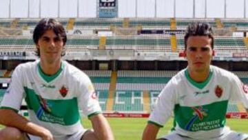 <b>REFUERZOS. </b>Pelegrín y Quero posaron ayer en el Martínez Valero tras su presentación oficial.