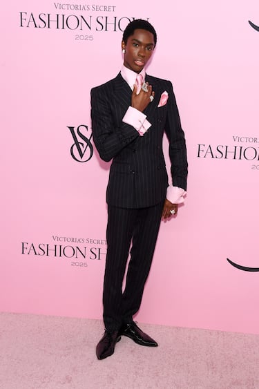 Alton Mason posa en la alfombra del Victoria's Secret Fashion Show 2025.