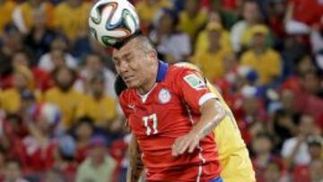 Medel disputa un balón con un jugador australiano.