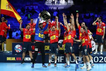 Los jugadores de la selección española celebran la medalla de oro tras ganar a Croacia por 22-20.