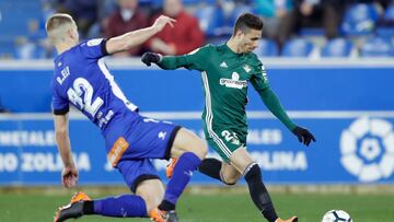 Rubén Castro intenta chutar durante uno de los últimos partidos del Betis en Mendizorroza.
