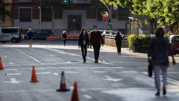 Gente pasea por Madrid.