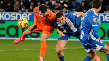 VITORIA , 27/01/2025.- El defensa del Alavés Abdelkabir Abqar (c) lucha con el griego Anastasios Douvikas (i), del Celta, durante el partido de LaLiga que Deportivo Alavés y Celta de Vigo disputan este lunes en el estadio de Mendizorroza. EFE/ Adrián Ruiz Hierro