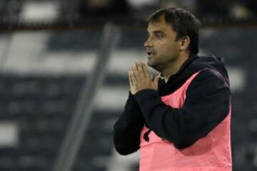 Fútbol, Colo Colo v Deportes Copiapó.
Copa Chile 2015.
El entrenador de Colo Colo, José Luis Sierra, da instrucciones a sus jugadores durante el partido de cuartos de final de la Copa Chile 2015 contra Deportes Copiapó disputado en el estadio Monumental de Santiago, Chile.
22/10/2015
Andrés Piña/Photosport********