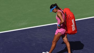 INDIAN WELLS, CALIFORNIA - MARCH 11: Emma Raducanu of Great Britain shows her dejection as she walks off court after her straight sets defeat against Aryna Sabalenka in their third round match during the BNP Paribas Open at Indian Wells Tennis Garden on March 11, 2024 in Indian Wells, California. Clive Brunskill/Getty Images/AFP (Photo by CLIVE BRUNSKILL / GETTY IMAGES NORTH AMERICA / Getty Images via AFP)