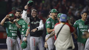 MEX1821. MEXICALI (MÉXICO), 03/02/2025.- Jugadores de México celebran un triunfo ante Japón este lunes, durante un juego de la fase de grupos de la Serie del Caribe de Beisbol 2025, en el estadio Nido de los Águilas en Mexicali (México). EFE/ Sáshenka Gutiérrez