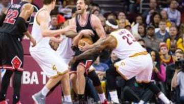 Pau Gasol, acosado por LeBron James y Timofey Mozgov.