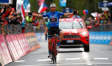 Ciccone celebra la victoria en la etapa 16 del Giro.