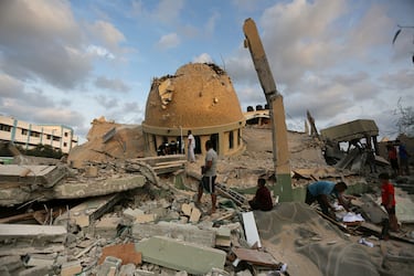 Mezquita destruida en un ataque areo israel en Khan Younis, una ciudad situada en la parte suroeste de la Franja de Gaza.