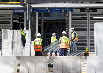 El conjunto blanco sigue dando forma a la remodelación del Santiago Bernabéu. El Estado de Alarma decretado por el Gobierno no ha paralizado las obras.