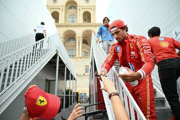 Carlos Sainz firma autógrafos a los aficionados. 