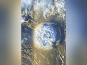 La impresionante toma de satélite de la erupción submarina en Tonga