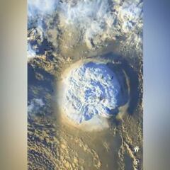 La impresionante toma de satélite de la erupción submarina que provoca el tsunami de Tonga