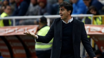 Futbol, Universidad Catolica vs O'Higgins
Septima fecha, segunda rueda, campeonato Nacional 2019
El entrenador de Universidad Catolica Gustavo Quinteros da instrucciones a sus jugadores durante el partido de primera division contra O'Higgins disputado en el estadio San Carlos de Apoquindo, Chile.
15/09/2019
Andres Pina/Photosport
Football, Universidad Catolica vs O'Higgins
7th date, revange round, National Championship 2019
Universidad Catolica's manager Gustavo Quinteros instructs his players during the first division match against O'Higgins held at the San Carlos de Apoquindo stadium in Santiago, Chile.
15/09/2019
Andres Pina/Photosport