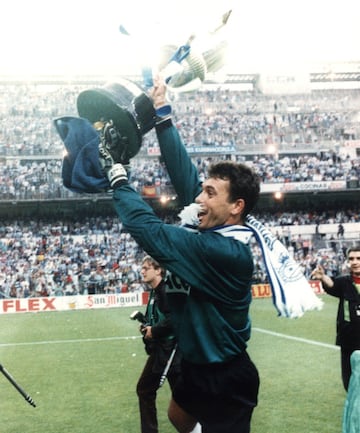 Fue el portero referencia del Superdepor y ganó dos Zamora. El de 1993 lo compartió con Cañizares y en el de 1994 logró el mejor registro de la historia con 0,47 goles por partido. Colgó los guantes en el Sporting de Gijón en 1998. Montó una escuela de porteros en Santander y en el 2014 fue consejero del Racing en una etapa de transición del club cántabro. 