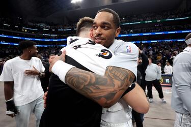 Luka Doncic saluda a su excompañero en Dallas P.J. Washington.