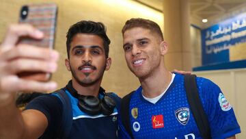 Hinchas del Al-Hilal le dan la bienvenida a Gustavo Cuéllar