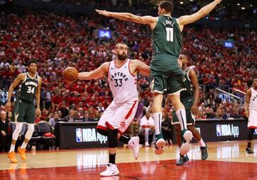 Marc Gasol pasa ante la defensa de Brook Lopez.