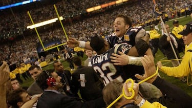 New England Patriots 32-29 Carolina Panthers.
El duelo de cuatro horas terminó en favor de New England cuando Adam Vinatieri puso el ovoide entre los dos postes amarillos con 4 segundos en el reloj. Jake Delhomme y Tom Brady tuvieron un duelo de pasadores