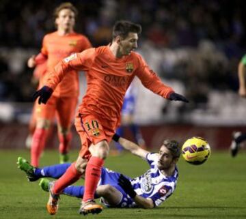 Lionel Messi con el balón ante el defensa portugués del Deportivo de La Coruña Luisinho Correia.