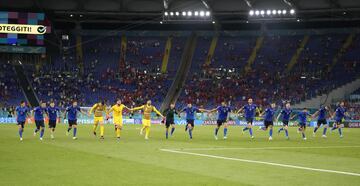 Los jugadores de la selección de Italia celebrab la clasificación a octavos.